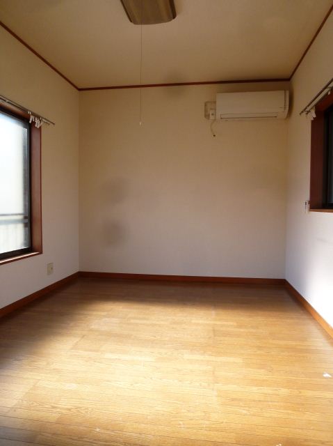 Living and room. Window 2 side lighting of the corner room!