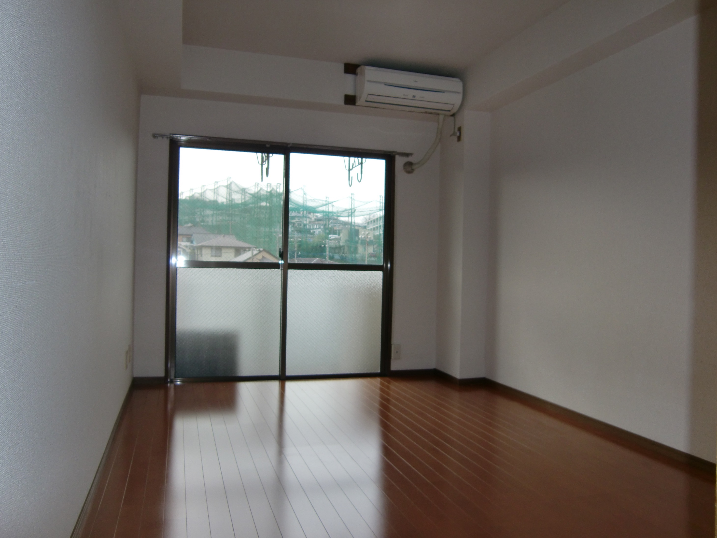 Living and room. 7 Pledge and interior of spread. Air-conditioned.