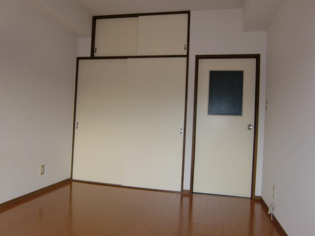 Receipt. Storage of between 1 and upper closet.