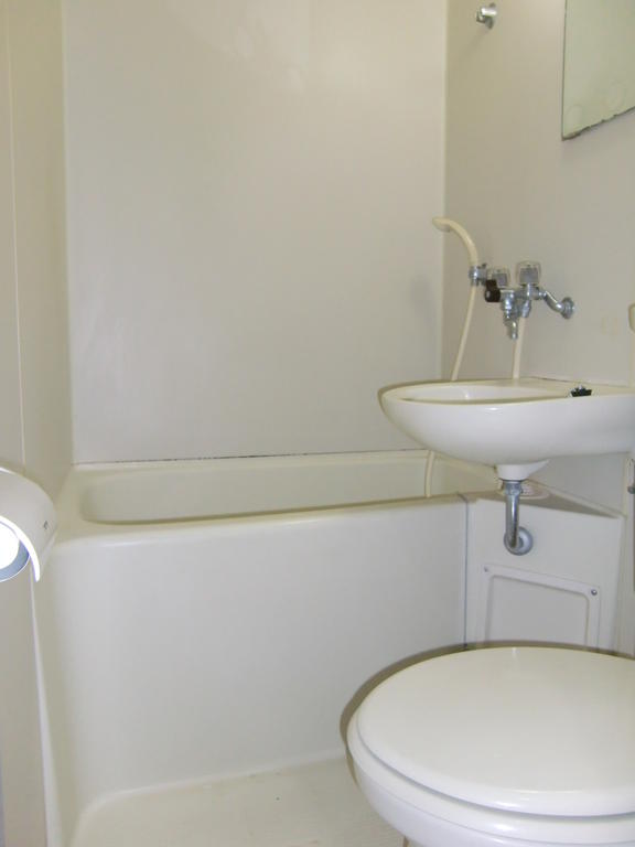 Bath. bus, toilet, Basin sharing. 3-point unit.