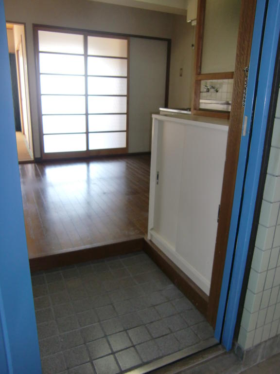 Entrance. Entrance neat, With cupboard.