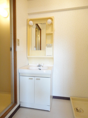 Washroom. It is with a convenient independent washroom in the morning of the busy time zone. 
