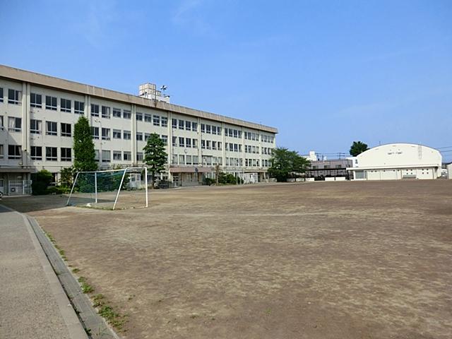 Junior high school. Figure 500m students who will attend school while greetings to people in your neighborhood to Inagi Municipal Inagi first junior high school is very refreshing. 
