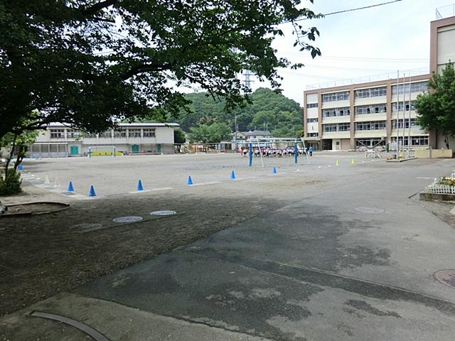 Primary school. 850m school distance is also close to Inagi stand Inagi third elementary school, It is safe for families with children of elementary school students come. 