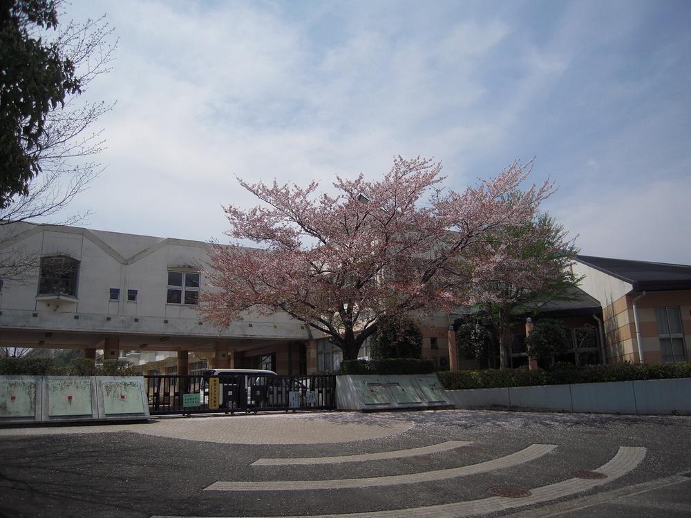 Primary school. Inagi Municipal Koyodai to elementary school 1056m