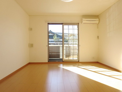 Living and room. Southwest-facing room