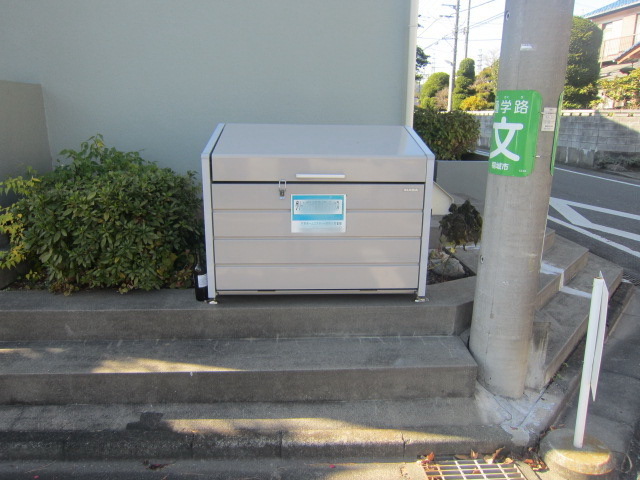 Other common areas. Garbage is yard