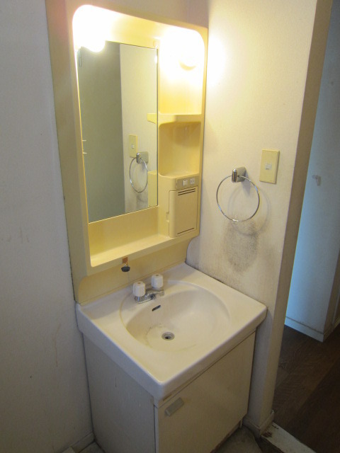 Washroom. There is a separate washroom