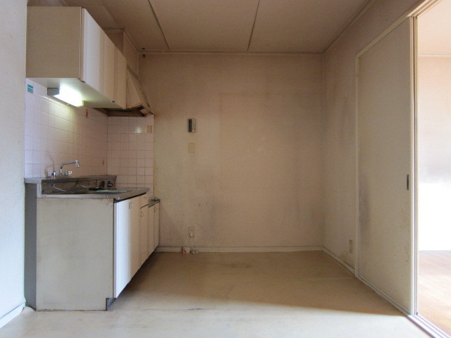 Other room space. 6 Pledge of dining kitchen