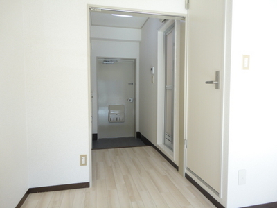 Entrance. Because it is with the front door post can be prevented also important shipment loss