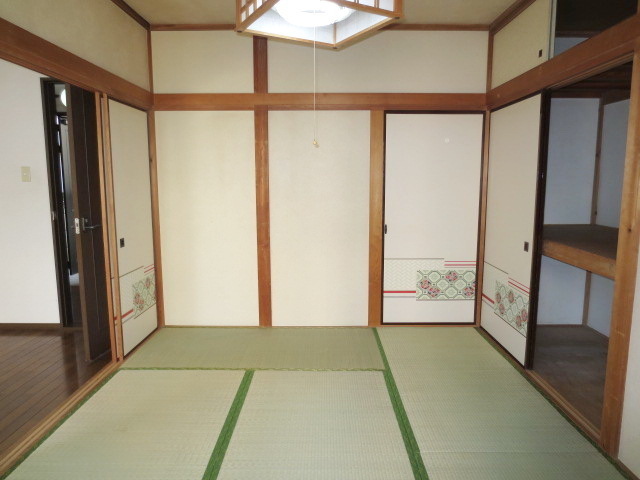 Other room space. Is a Japanese-style room. 