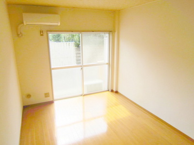 Living and room. Bright Western-style ・ South-facing room