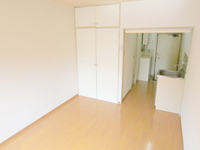 Living and room. Bright Western-style ・ South-facing room