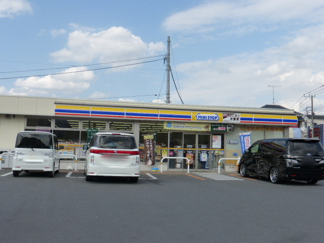 Convenience store. 500m to a convenience store (convenience store)