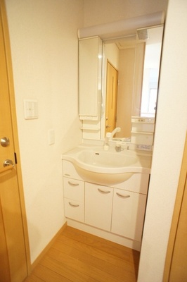 Washroom. Wash basin equipped independent! Since large washbasin, It is also easy shampooing.