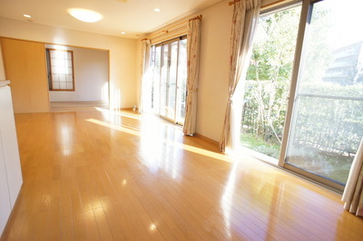 Living and room. 20 Pledge of living! Day is also good. Front of my eyes is the garden space