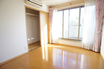 Living and room. Since facing the All rooms south, It is very bright rooms.