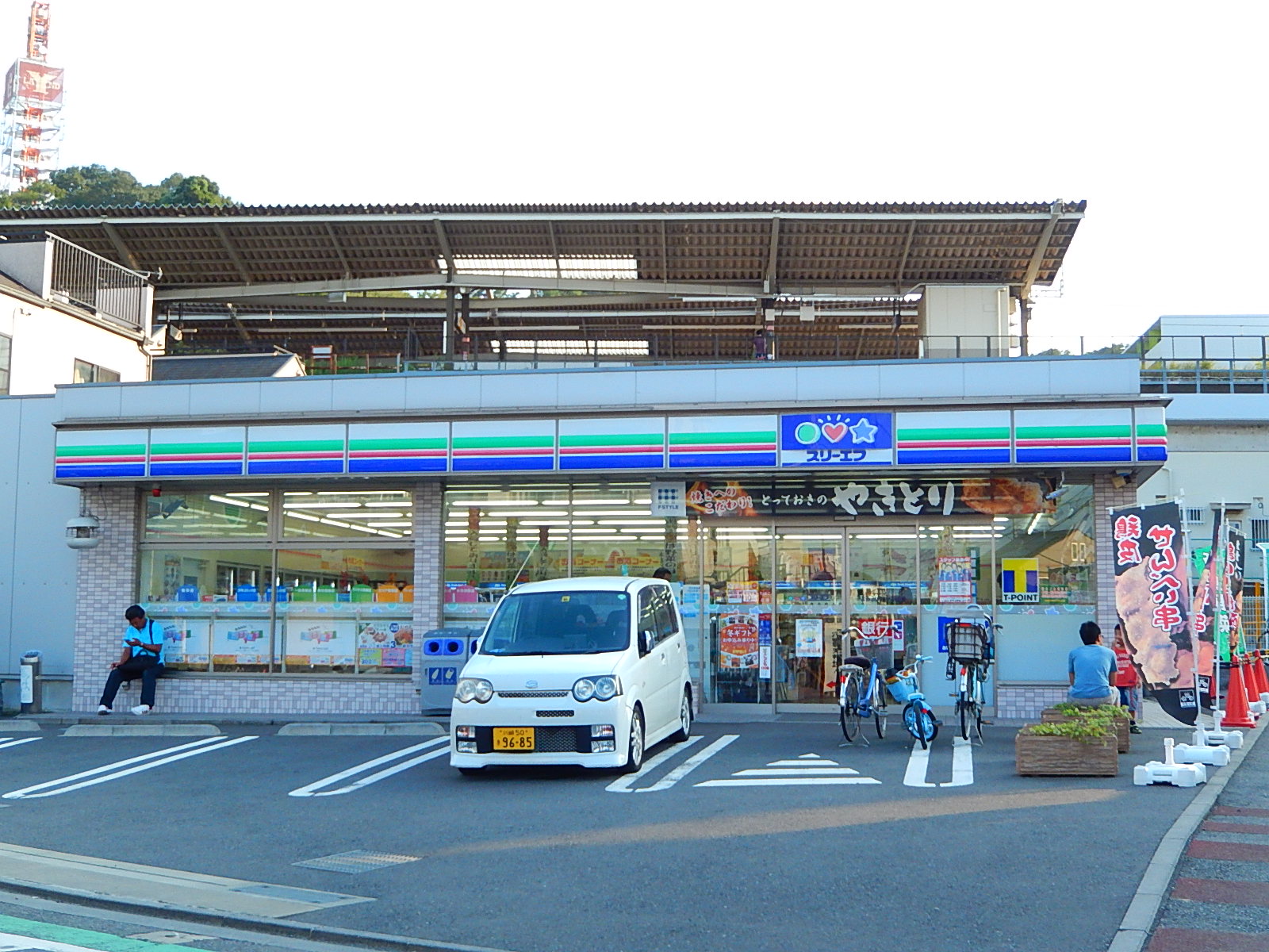 Convenience store. Three F Yomiuri Land Station store up (convenience store) 219m