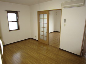 Living and room. Living 10 Pledge Corner room With small window