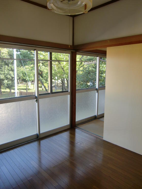 Other room space. It is distributed, but you can navigate to a Japanese-style room next. 