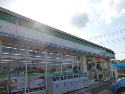 Convenience store. 700m to Family Mart (convenience store)