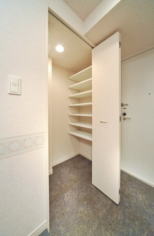 Entrance.  ☆ Entrance with shoes-in closet ☆