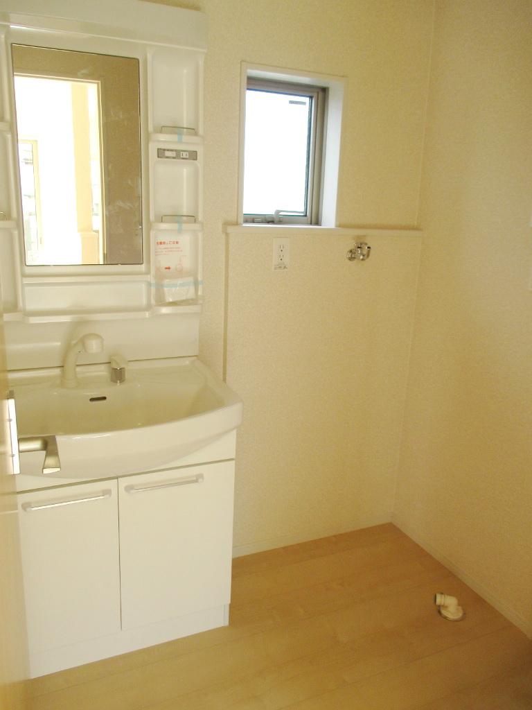 Wash basin, toilet.  ☆ 1 Building Washstand photo of ☆ 