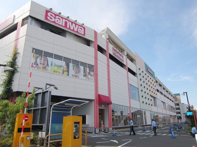 Supermarket. Sanwa 300m until the (super)