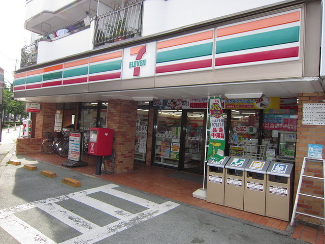 Convenience store. 800m to Seven-Eleven (convenience store)