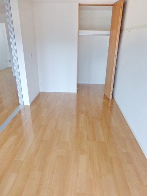 Other room space. Bright Western-style