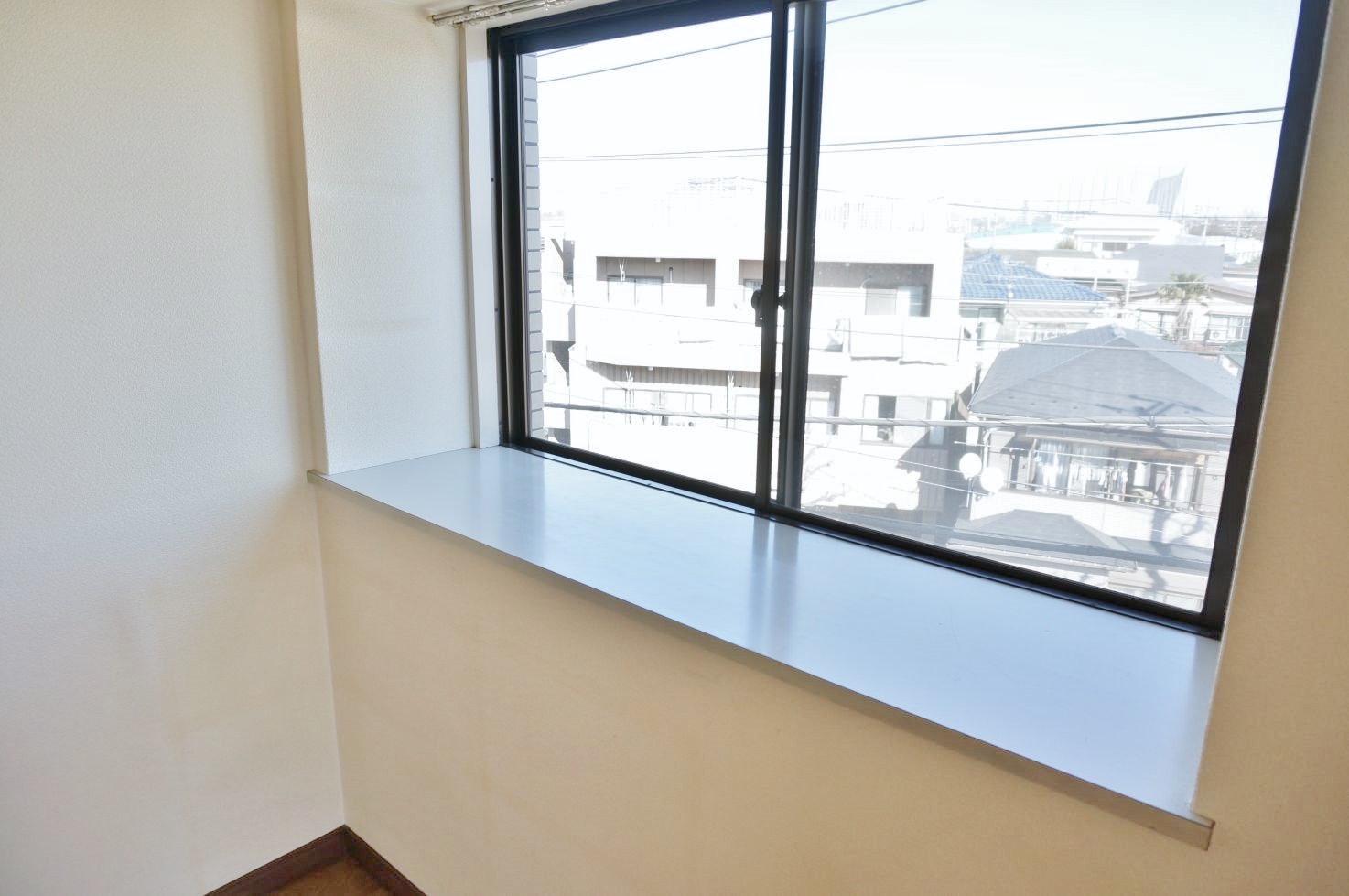 Living and room. Yes dining bay window!