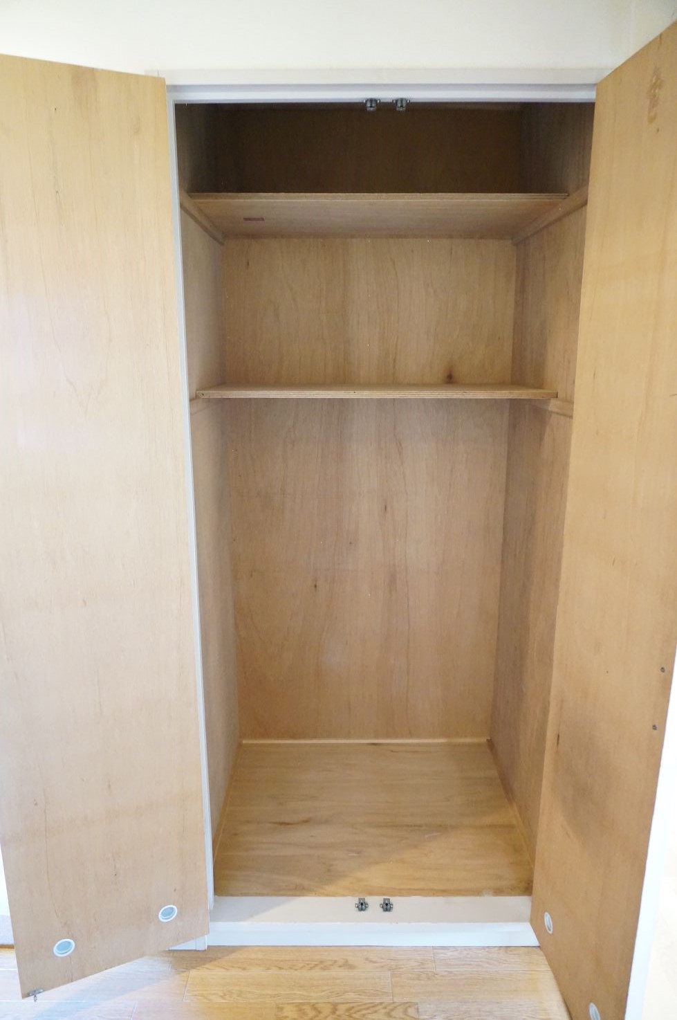 Receipt. Convenient corridor storage