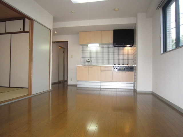 Living and room. Spacious 13 Pledge of LDK rooms