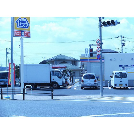 Convenience store. MINISTOP up (convenience store) 192m