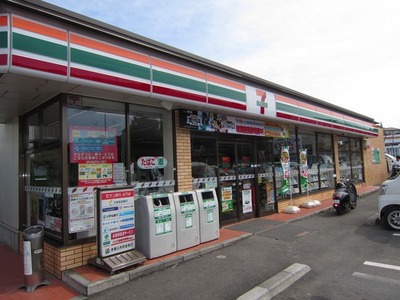 Convenience store. 250m to Seven-Eleven (convenience store)