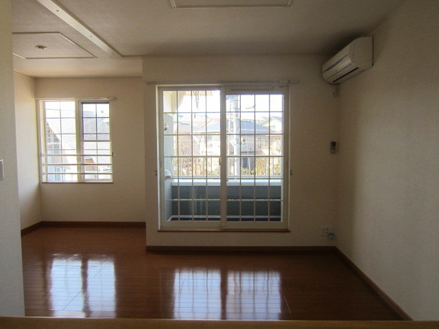 Other room space. Beautiful rooms