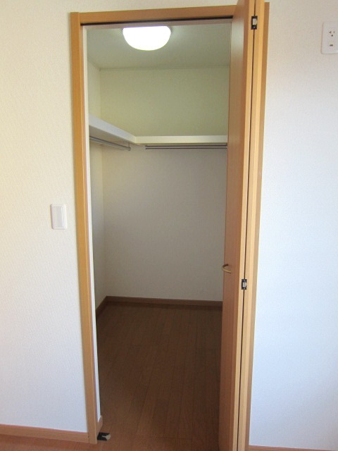 Receipt. Walk-in closet is