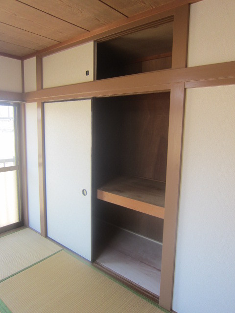Receipt. With Japanese-style storage upper closet