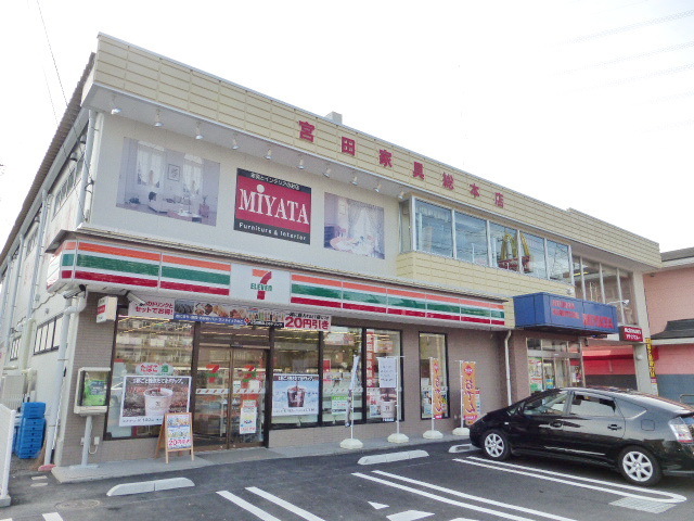 Convenience store. Seven-Eleven (convenience store) to 200m