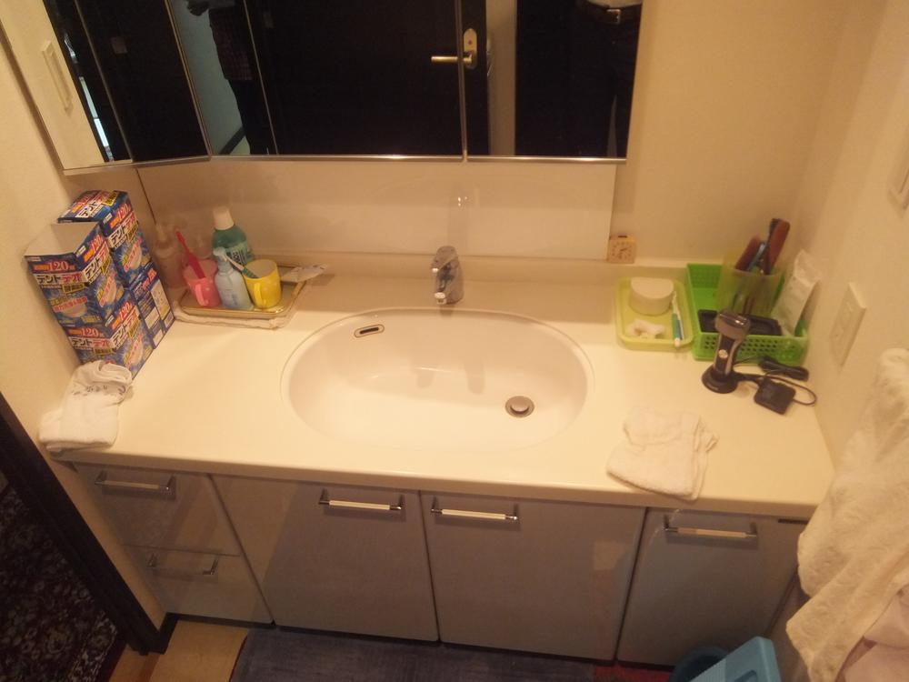 Wash basin, toilet. Indoor (10 May 2013) Shooting