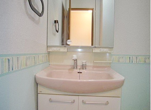Washroom. Independent wash basin