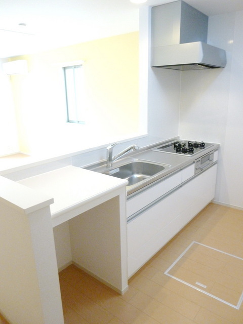 Kitchen. Spacious and clean system kitchens with