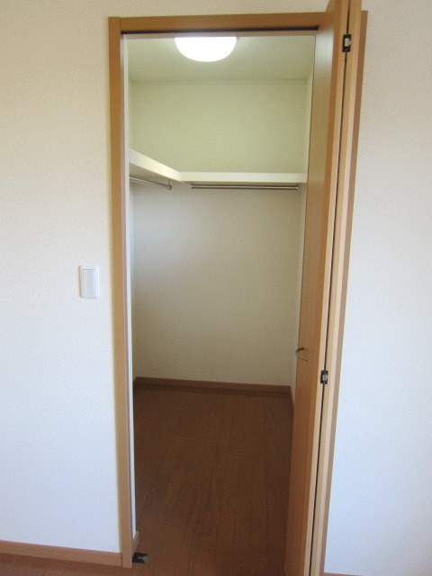 Receipt. Walk-in closet is