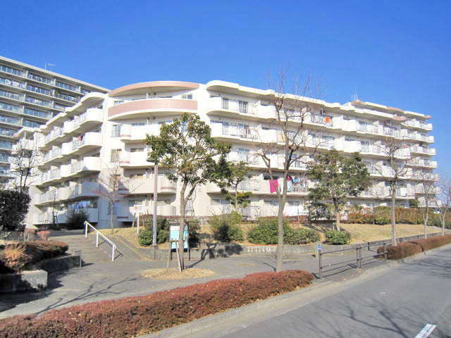 Building appearance. It stood on the green many spacious grounds