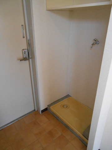 Entrance. Entrance storage