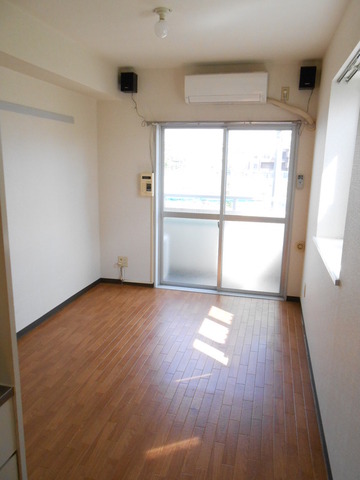 Living and room. About 6.5 Pledge Western-style