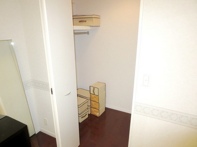 Receipt. Walk-in closet