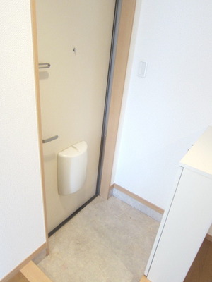 Entrance. It is marked with the entrance of the shoebox