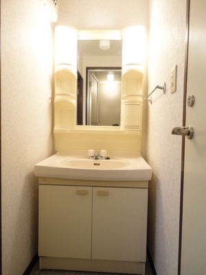 Washroom. It is with a convenient independent washroom in the morning of the busy time zone.