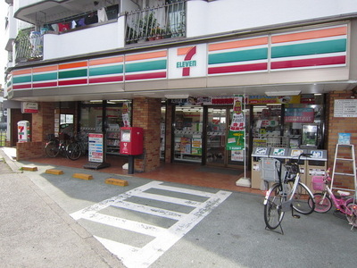 Convenience store. 700m to Seven-Eleven (convenience store)
